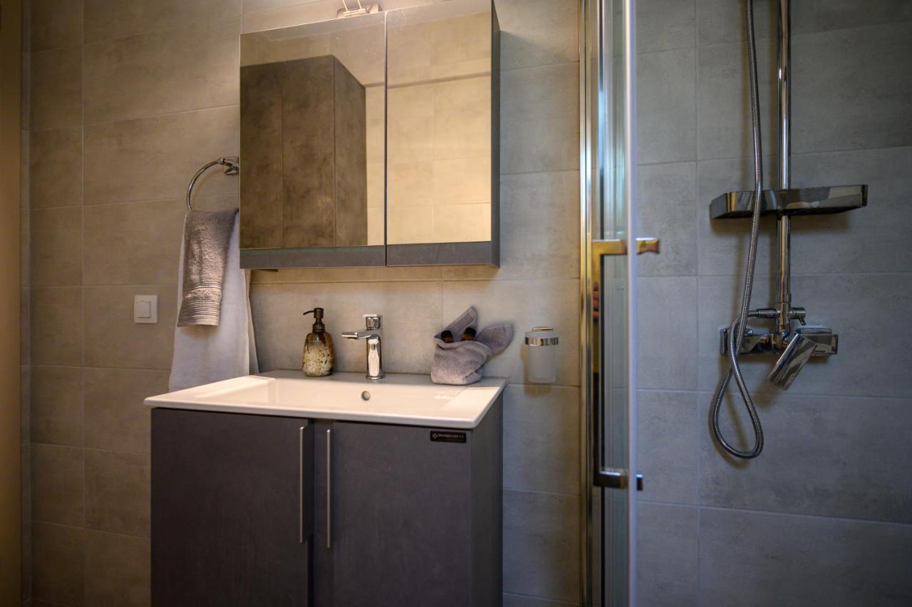 Chic Apartment In Nature, 5-Min Walk To The Beach Calamata Exterior foto