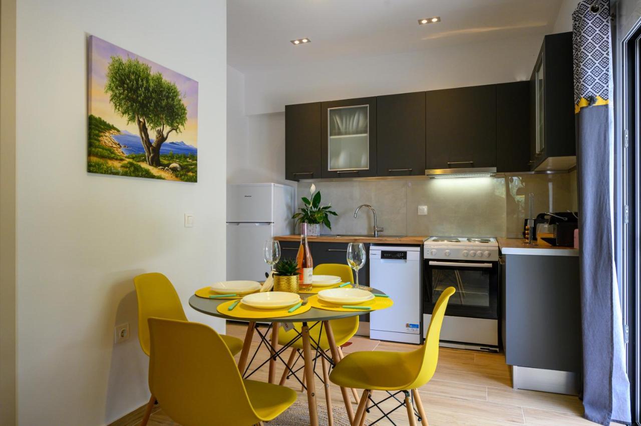 Chic Apartment In Nature, 5-Min Walk To The Beach Calamata Exterior foto