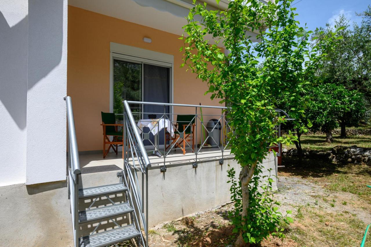 Chic Apartment In Nature, 5-Min Walk To The Beach Calamata Exterior foto