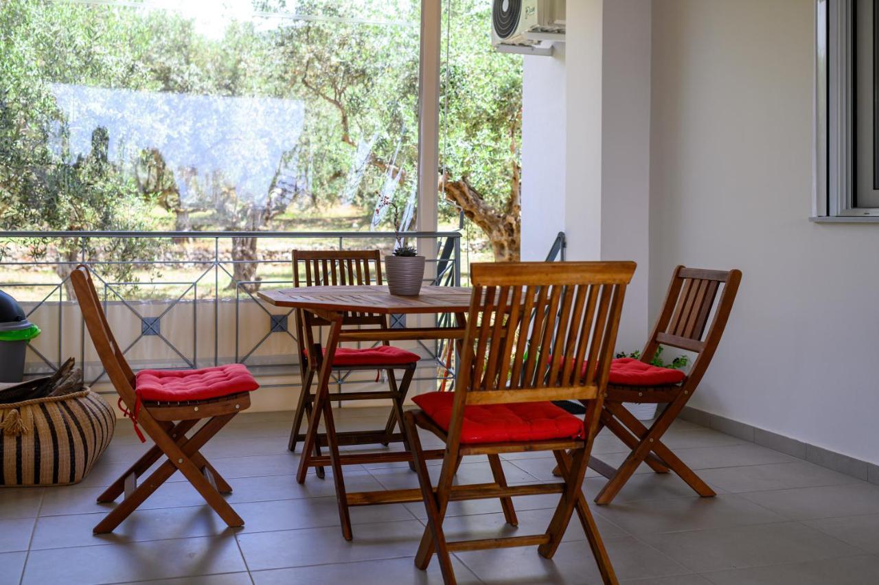 Chic Apartment In Nature, 5-Min Walk To The Beach Calamata Exterior foto