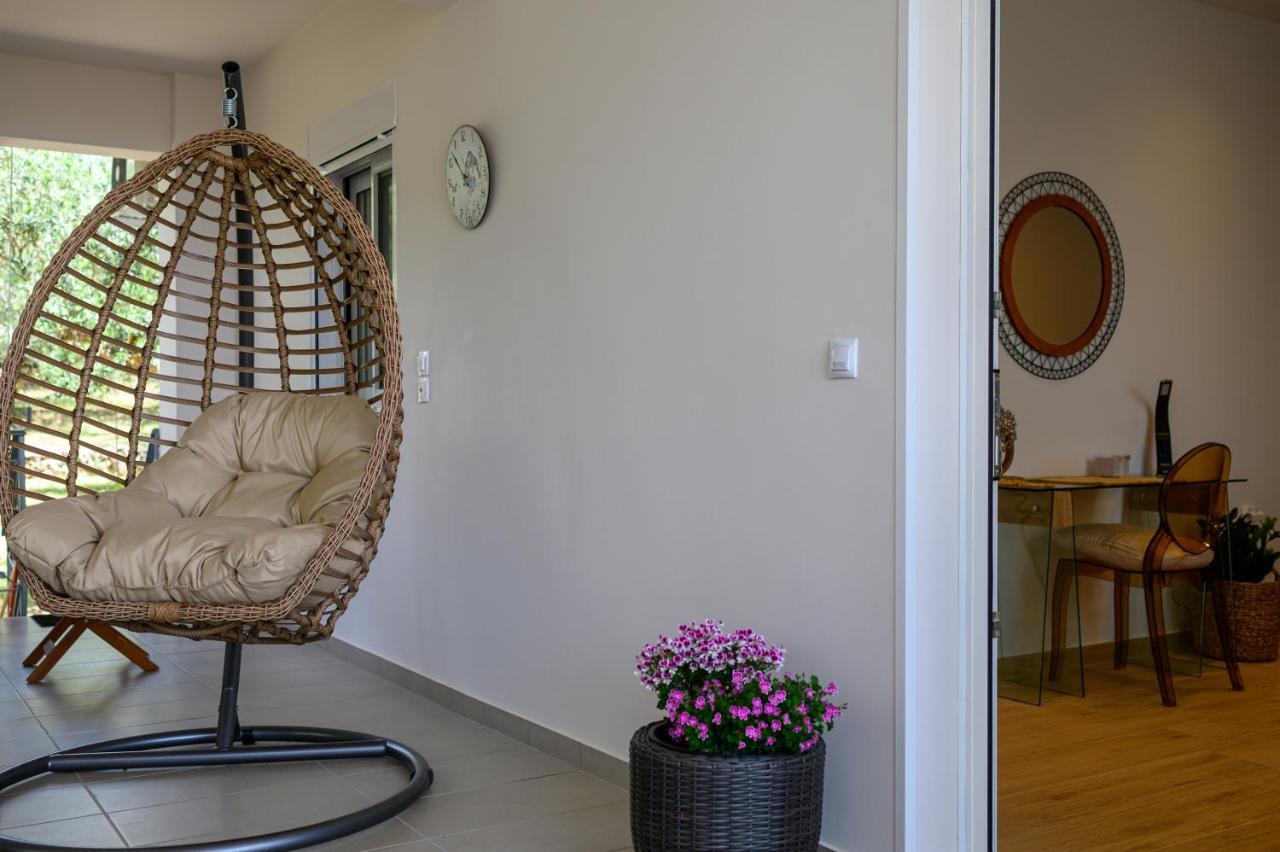 Chic Apartment In Nature, 5-Min Walk To The Beach Calamata Exterior foto