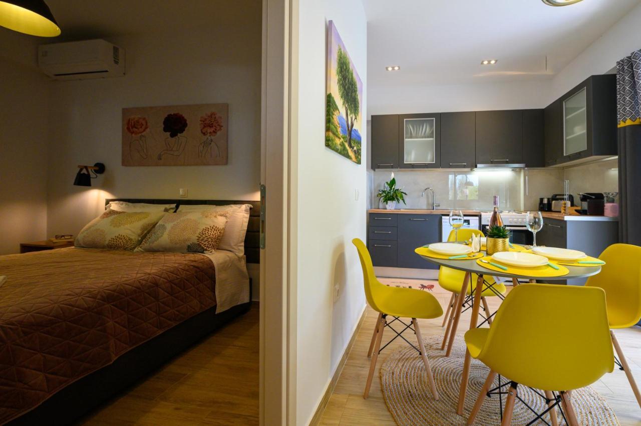 Chic Apartment In Nature, 5-Min Walk To The Beach Calamata Exterior foto
